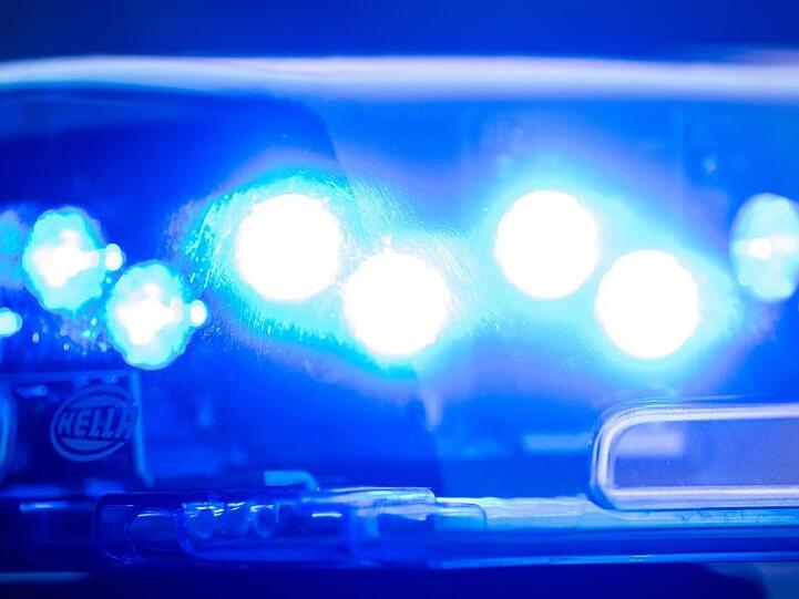 Ein Blaulicht an einer Polizeistreife. Foto: Lino Mirgeler/dpa/Symbolbild