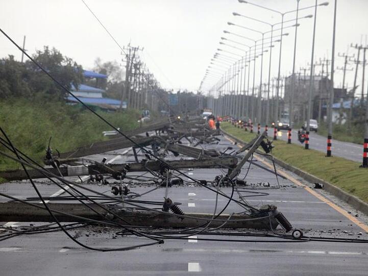 Vom Sturm umgestürzte Stromleitungen blockieren eine Hauptverkehrsstraße.
