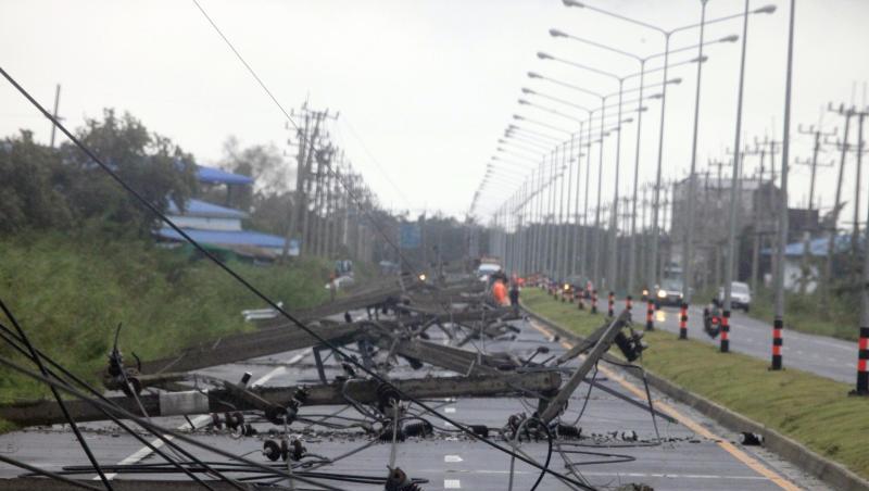 Vom Sturm umgestürzte Stromleitungen blockieren eine Hauptverkehrsstraße. Vom Sturm umgestürzte Stromleitungen blockieren eine Hauptverkehrsstraße.