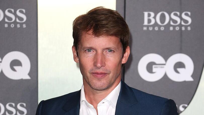 James Blunt kontert dem Joe-Rogan-Skandal mit Humor. James Blunt kontert dem Joe-Rogan-Skandal mit Humor.