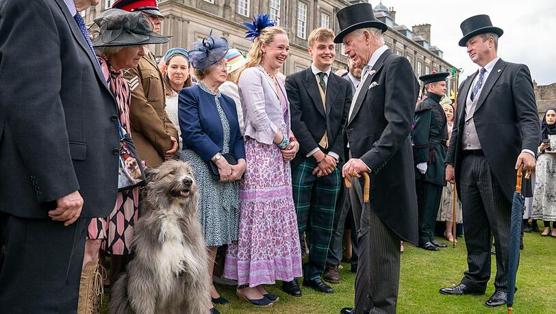 K&ouml;nig Charles III. (m.) am 2. Juli w&auml;hrend einer Gartenparty in den G&auml;rten von Holyroodhouse.