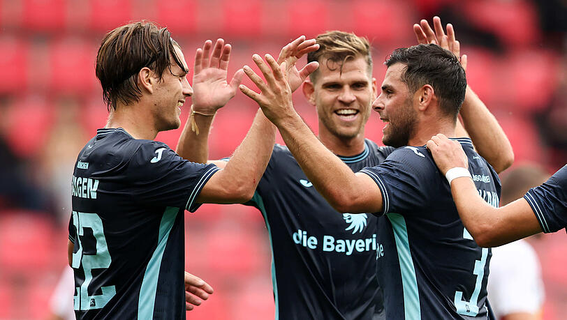 Nicht schlecht, oder? Volland (r.) erzielt aus 50 Metern die Löwen-Führung, da staunen auch Haugen (l.) und Niederlechner.