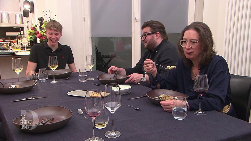 Noah (19) ist bester Laune, während Daniela (53) und Gregor (41) im Risotto schwelgen Noah (19) ist bester Laune, während Daniela (53) und Gregor (41) im Risotto schwelgen