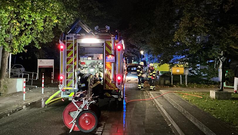 Einsatzkr&auml;fte der Feuerwehr vor dem Hochhaus in Laim.