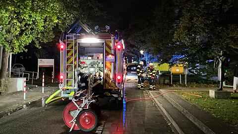 Einsatzkr&auml;fte der Feuerwehr vor dem Hochhaus in Laim.