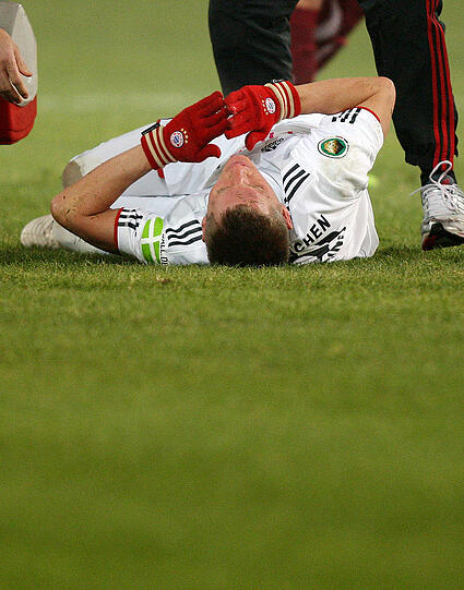 Schweinsteiger bleibt liegen, verzieht vor Schmerz das Gesicht.
