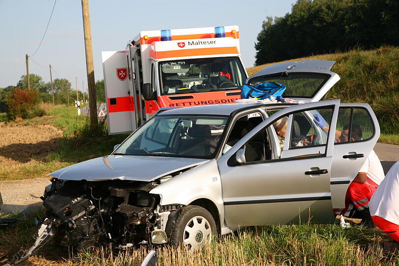 Weil ein älterer Mann beim Abbiegen den BMW einer jungen Frau übersieht, schiebt er diesen in den Graben. Vier Personen werden verletzt, darunter ein Kleinkind.
