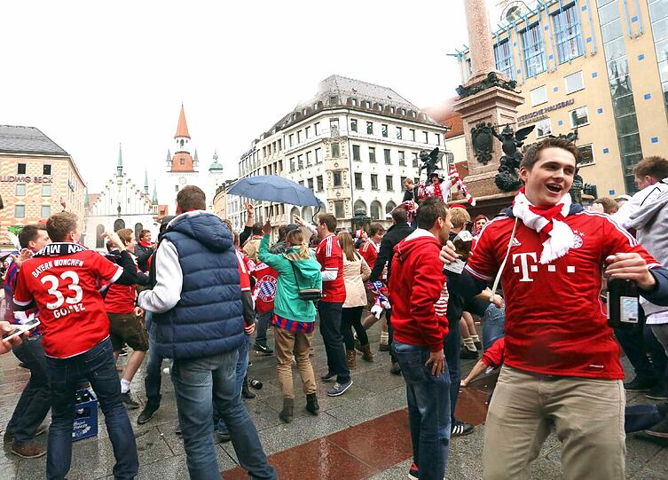 Die Bayernfans sind bereit für einen außergewöhnlichen Fußballabend. Bei brittischem Wetter und bayerischem Bier präsentieren sie die Fans lautstark am Marienplatz. Die besten Bilder.