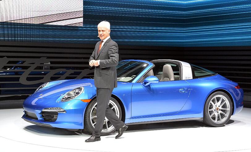 Matthias Müller, Vorstandsvorsitzender von Porsche, präsentiert bei der North American International Auto Show (NAIAS) im Cobo Center Detroit (Michigan) den neuen Porsche 911 Targa.