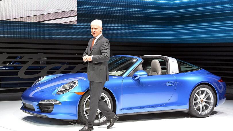 Matthias Müller, Vorstandsvorsitzender von Porsche, präsentiert bei der North American International Auto Show (NAIAS) im Cobo Center Detroit (Michigan) den neuen Porsche 911 Targa. Matthias Müller, Vorstandsvorsitzender von Porsche, präsentiert bei der North American International Auto Show (NAIAS) im Cobo Center Detroit (Michigan) den neuen Porsche 911 Targa.