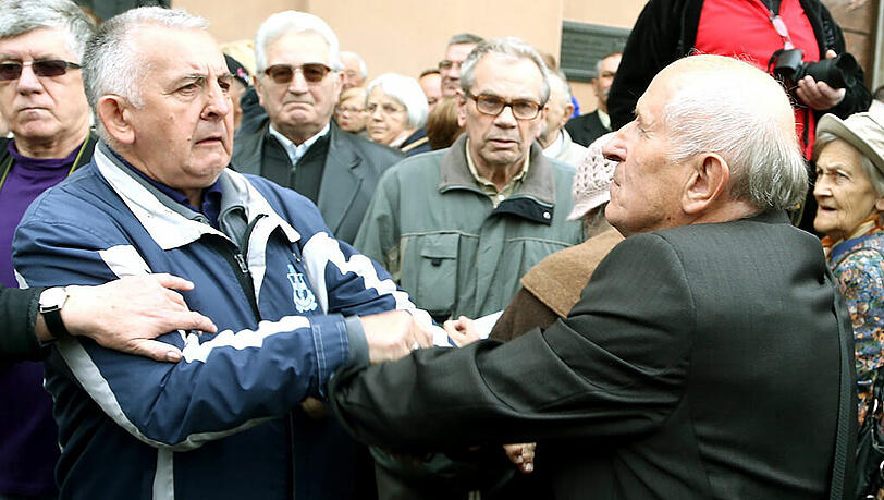 Heftige Auseinandersetzungen zwischen Anhängern und Gegnern gab es bei der Beerdigung von Ex-General Wojciech Jaruzelski. Heftige Auseinandersetzungen zwischen Anhängern und Gegnern gab es bei der Beerdigung von Ex-General Wojciech Jaruzelski.