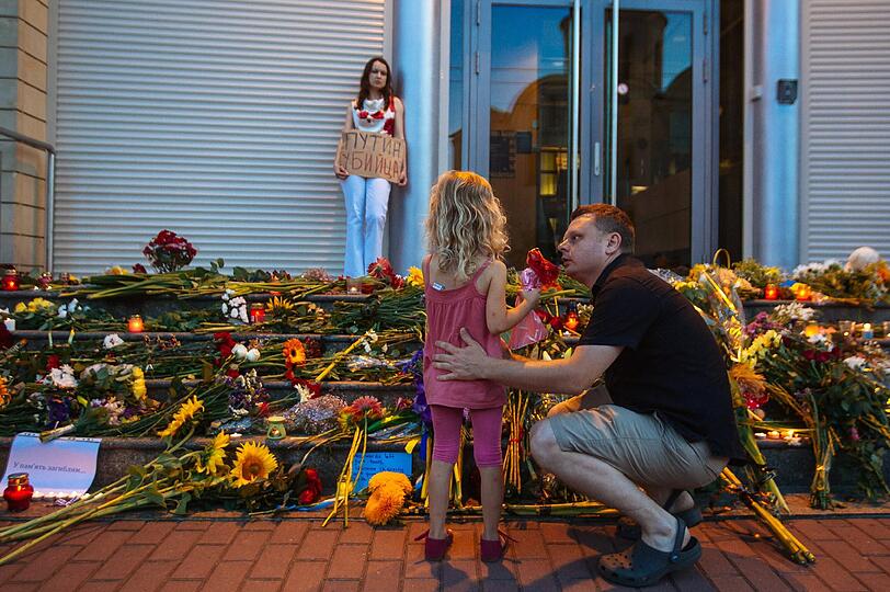 Vor der niederländischen Botschaft in Kiew legen Menschen Blumen nieder und gedenken der Opfer.