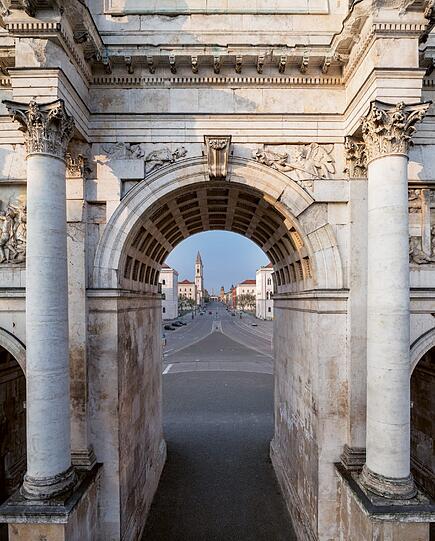 Ein zentrierter Blick durch die Feldherrnhalle auf die Ludwigstraße.