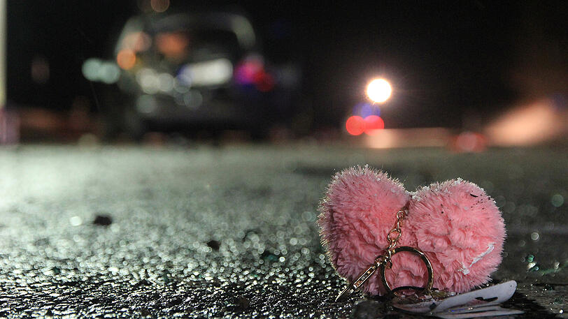 An der Unfallstelle fand die Polizei den Schuh des Opfers und ein Plüschherz.