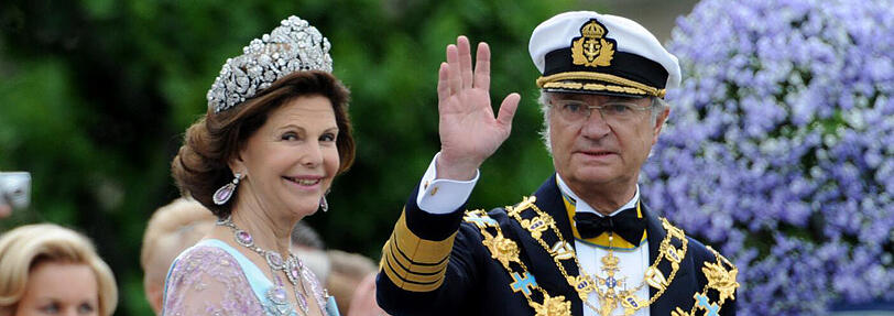 Seit über 40 Jahren ist er der König von Schweden: Carl Gustaf mit seiner Frau, Königin Silvia, die er 1972 in München während der Olympischen Spiele kennen- und liebengelernt hat. Am Geburtstag will er mit der Kutsche durch die Stadt fahren und sich bejubeln lassen.