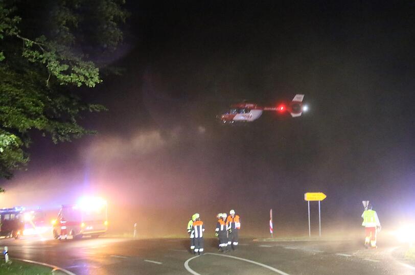 Ein mit vier Personen besetzter VW Cabrio wurde in der Nacht auf Freitag an einen Baum geschleudert. Die Bilder vom Einsatz.