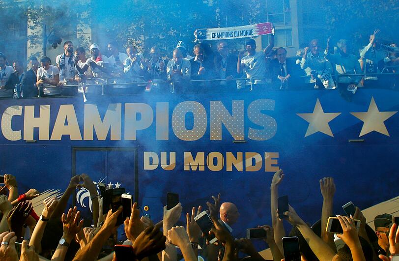 Hunderttausende feierten am Montag die Fußball-Weltmeister nach ihrer Ankunft auf den Pariser Champs-Élysées.