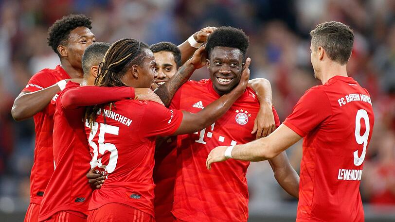 Ein wunderschönes Tor &ndash; und viel Anerkennung von den Kollegen: Alphonso Davies (2.v.r.).
