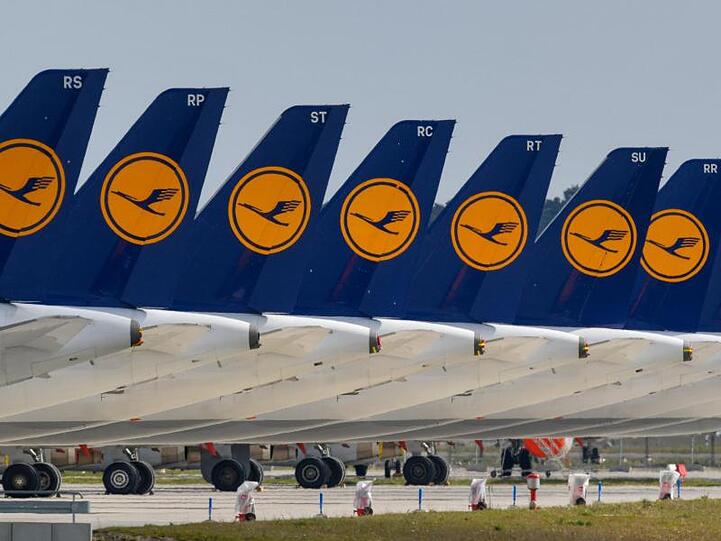 In Reih und Glied: Flugzeuge der Fluggesellschaft Lufthansa.