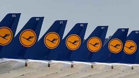 In Reih und Glied: Flugzeuge der Fluggesellschaft Lufthansa.