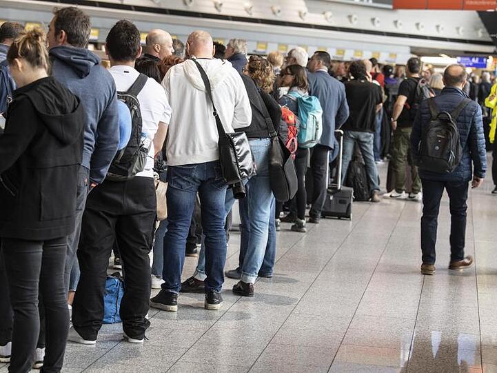 Passagiere im Terminal 1 warten auf ihre Flüge.