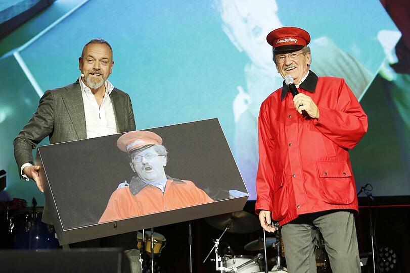 Noch verblüffend ähnlich: Zum 76. überreicht AZ-Chefredakteur Michael Schilling (l.) Alt-OB Christian Ude eine Leuchttafel, die bislang den AZ-Konferenzraum schmückte.