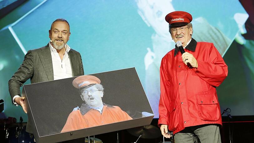 Noch verblüffend ähnlich: Zum 76. überreicht AZ-Chefredakteur Michael Schilling (l.) Alt-OB Christian Ude eine Leuchttafel, die bislang den AZ-Konferenzraum schmückte. Noch verblüffend ähnlich: Zum 76. überreicht AZ-Chefredakteur Michael Schilling (l.) Alt-OB Christian Ude eine Leuchttafel, die bislang den AZ-Konferenzraum schmückte.