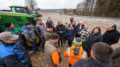 Die Mitglieder des Bundestagspräsidium sprechen mit Forst- und Landwirten bei einer Protestaktion.