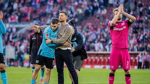 Leverkusens Trainer Xabi Alonso nimmt Florian Wirtz in den Arm.