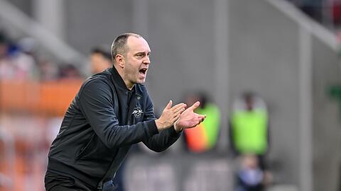 Ole Werner treibt seine Mannschaft in Augsburg an.