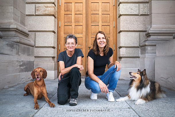 Iris Deuber und Angelika Spicker von der "Martin-Rütter-Hundeschule" in München/Freising. Mit der AZ spricht Angelika Spicker über die Hunde-Situation im Hause Klum. Iris Deuber und Angelika Spicker von der "Martin-Rütter-Hundeschule" in München/Freising. Mit der AZ spricht Angelika Spicker über die Hunde-Situation im Hause Klum.