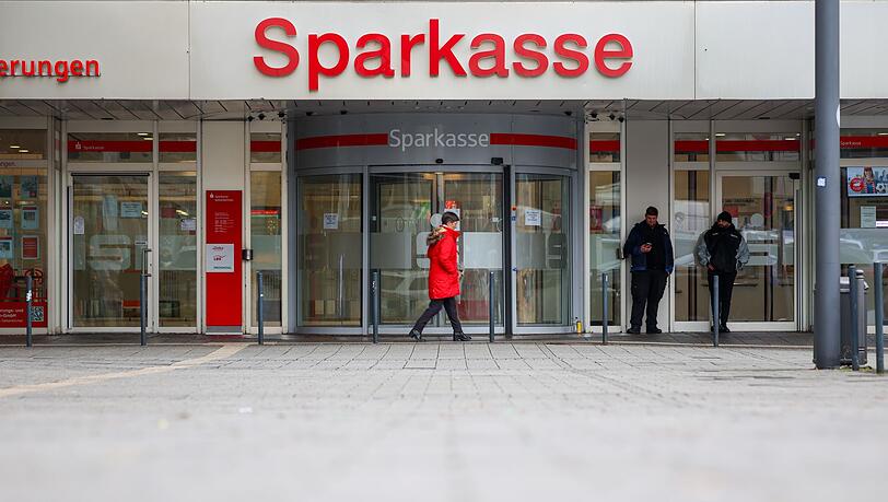 Erste Sparkassenkunden in Gelsenkirchen bekommen Dokumente aus ihren aufgebrochenen Schlie&szlig;f&auml;chern zur&uuml;ck. (Archivbild)