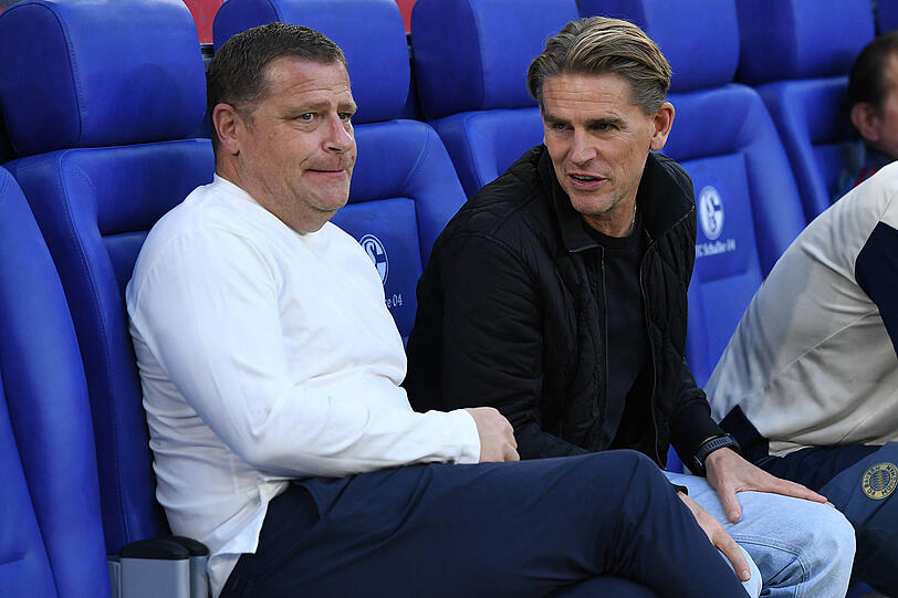 Bayerns Sportvorstand Max Eberl (r.) und Sportdirektor Christoph Freund mit Diskussionsbedarf &ndash; die Bosse verurteilen die Beleidigungen gegen Manuel Neuer bei dessen R&uuml;ckkehr nach Gelsenkirchen.