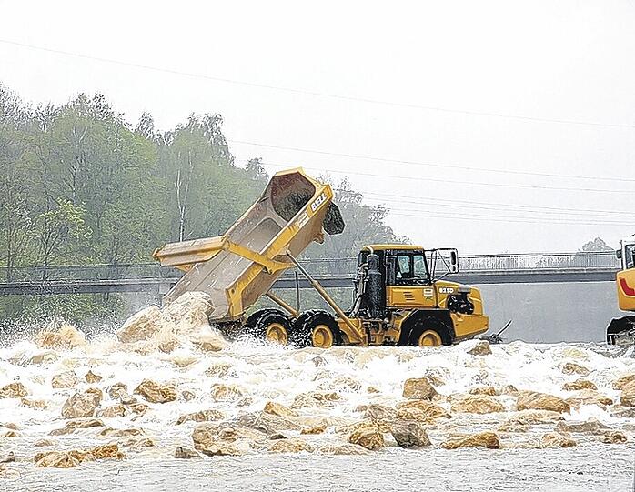 Schwerstarbeit: 15000 Tonen Steine werden an der gefährlichen Stelle in der Isar versenkt.