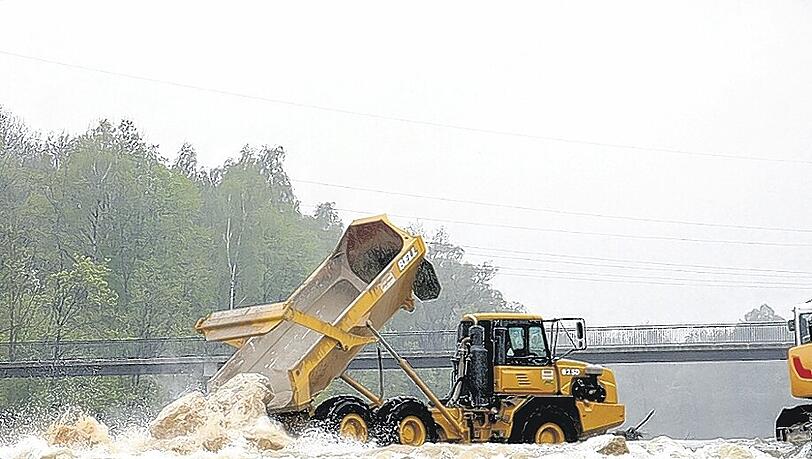Schwerstarbeit: 15000 Tonen Steine werden an der gefährlichen Stelle in der Isar versenkt.