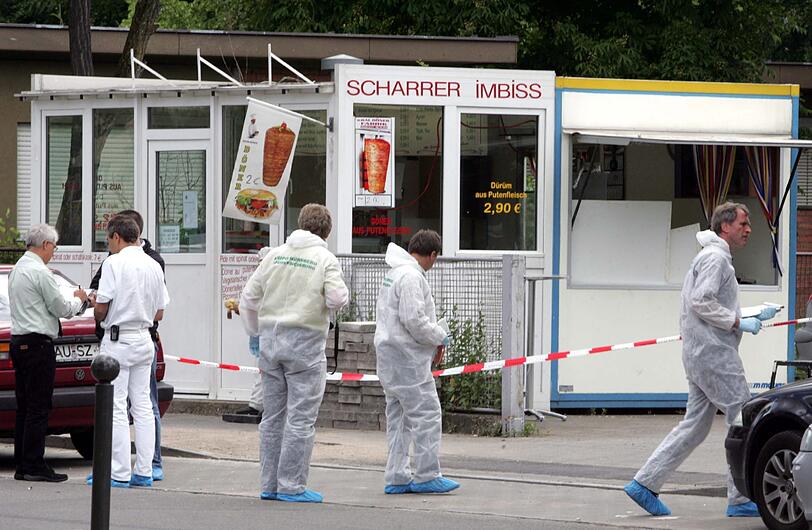 Polizisten der Spurensicherung arbeiten (2005) an einem Imbiss in Nürnberg, dessen Besitzer erschossen aufgefunden wurde.