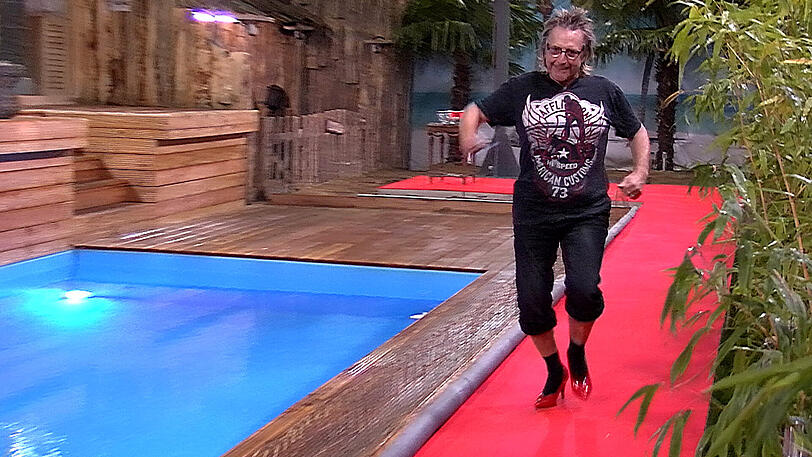 Männer in Stöckelschuhen, Fancy verlässt das Haus und Königin Marijke versammelt ihre Tafelrunde. Weitere Bilder von Tag 13 im Big Brother Haus.