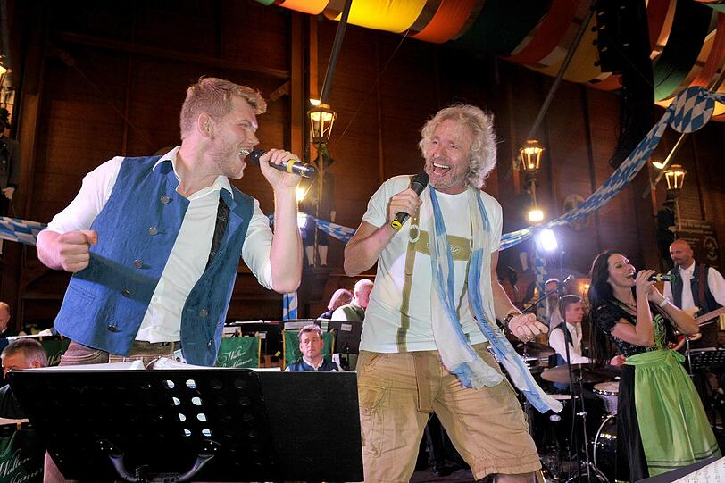 Thomas Gottschalk schnappt sich ein Mikro und singt zusammen mit der Band den Schlager-Klassiker "Marmor, Stein und Eisen bricht".
