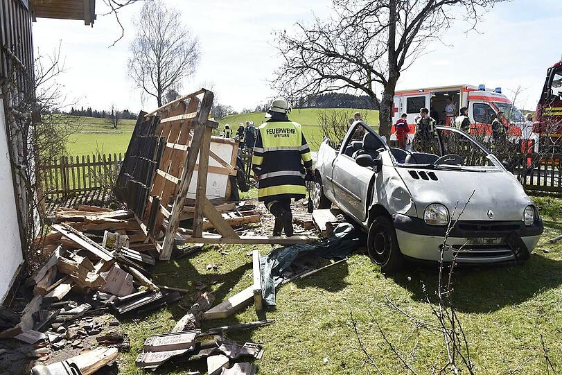 Der Twingo krachte durch den Gartenzaun und kam im Vorgarten zum Stehen.