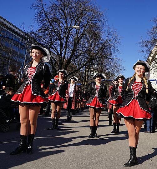 Ende Februar wird&rsquo;s Zeit, dass die Damen frühlingshaft Bein zeigen.