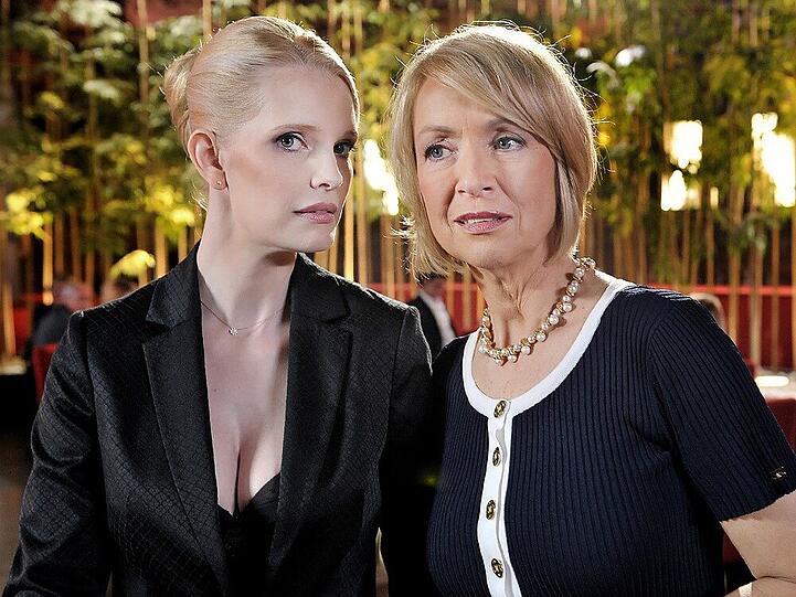 Mirja du Mont spielt in "Verbotene Liebe" die Freifrau von Ittershagen (li.)