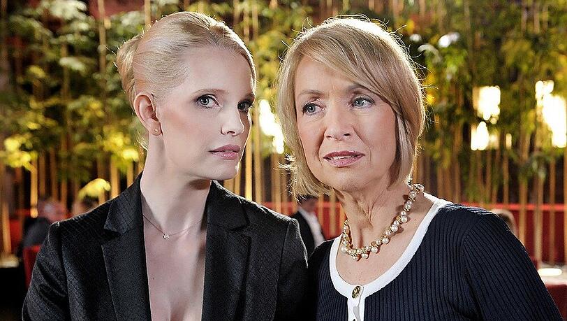 Mirja du Mont spielt in "Verbotene Liebe" die Freifrau von Ittershagen (li.) Mirja du Mont spielt in "Verbotene Liebe" die Freifrau von Ittershagen (li.)
