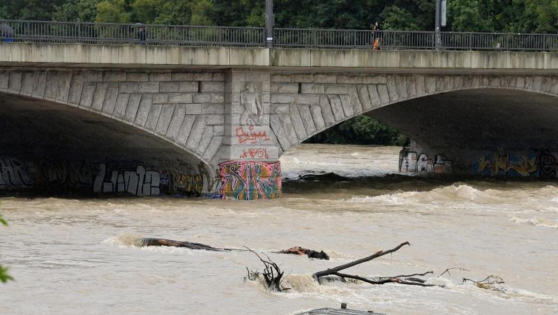 Nach starkem Regen fließt braunes Wasser unter der Reichenbachbrücke durch das Flussbett der Isar in München. Nach starkem Regen fließt braunes Wasser unter der Reichenbachbrücke durch das Flussbett der Isar in München.