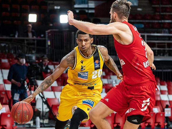 Der Ludwigsburger Thomas Wimbush (l) zieht gegen Bayerns Nationalspieler Danilo Barthel zum Korb.
