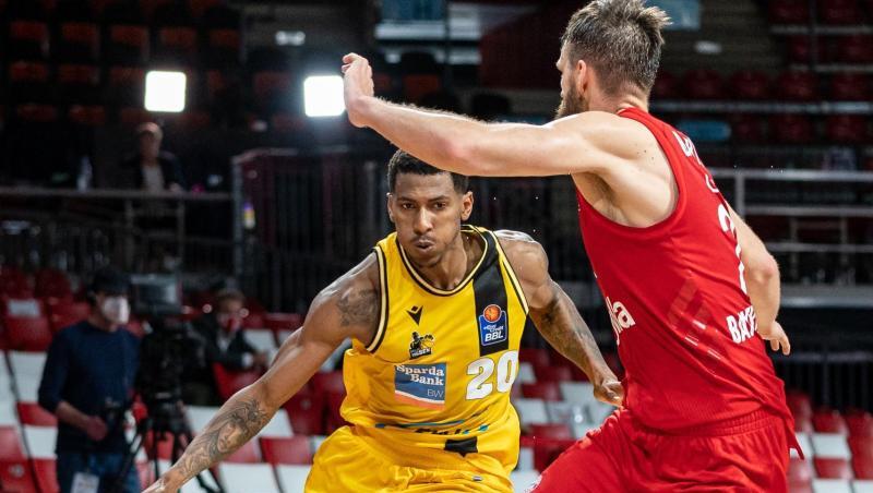 Der Ludwigsburger Thomas Wimbush (l) zieht gegen Bayerns Nationalspieler Danilo Barthel zum Korb. Der Ludwigsburger Thomas Wimbush (l) zieht gegen Bayerns Nationalspieler Danilo Barthel zum Korb.