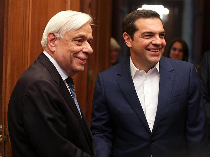 Nach seiner Niederlage bei den Europawahlen: Alexis Tsipras (r.), Premierminister von Griechenland, trifft sich mit Staatspräsident Prokopis Pavlopoulos.