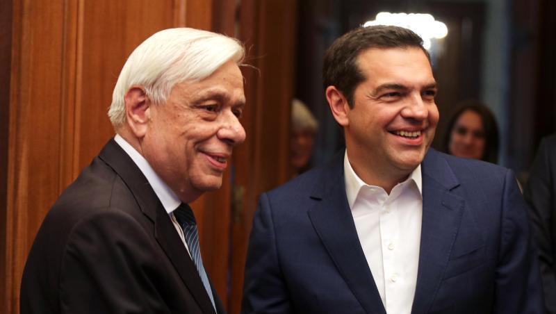 Nach seiner Niederlage bei den Europawahlen: Alexis Tsipras (r.), Premierminister von Griechenland, trifft sich mit Staatspräsident Prokopis Pavlopoulos. Nach seiner Niederlage bei den Europawahlen: Alexis Tsipras (r.), Premierminister von Griechenland, trifft sich mit Staatspräsident Prokopis Pavlopoulos.