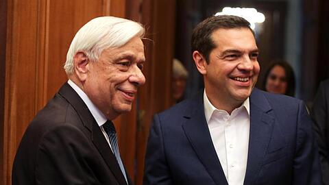 Nach seiner Niederlage bei den Europawahlen: Alexis Tsipras (r.), Premierminister von Griechenland, trifft sich mit Staatspräsident Prokopis Pavlopoulos.