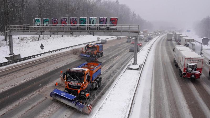 Fahrzeuge des Winterdienstes räumen auf der Autobahn 8 den Neuschnee weg.