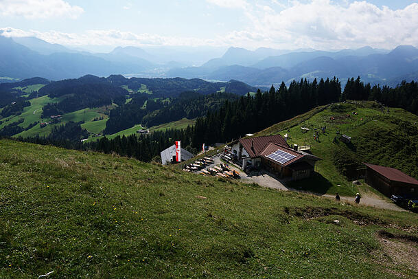 Auf der Altkaseralm kann man bei Sonne entspannt sitzen und den Rundumblick über den Chiemgau genießen. Auf der Altkaseralm kann man bei Sonne entspannt sitzen und den Rundumblick über den Chiemgau genießen.